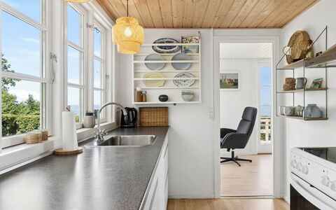 Fabine - 50M from the Sea: Cucina, Interior Design, Controsoffitto, Mobilia, Pavimentazione, Legna, Soffitto, Elettrodomestico Da Cucina, Cabinetry, Pavimento