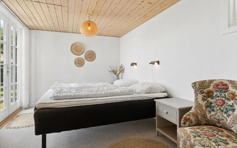 Fabine - 50M from the Sea: Letto, Mobilia, Interior Design, Camera Da Letto, Parete, Pavimentazione, Pavimento, Legna, Soffitto, Bedding