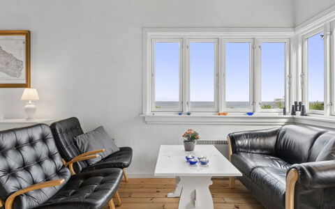 Ensio - 150M from the Sea: Mobilia, Interior Design, Pavimentazione, Legna, Pavimento, Soffitto, Cornice, Divano, Soggiorno, Camera