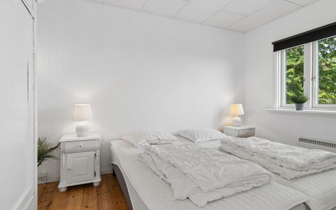 Ensio - 150M from the Sea: Letto, Camera Da Letto, Interior Design, Bedding, Lenzuolo, Soffitto, Pavimento, Mobilia, Pavimentazione, Camera