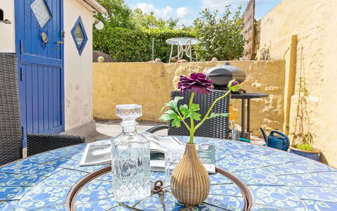 Alea - 200M from the Sea: Tetto, Casa, Lotto, Casa, Villetta, Estate, Edifici Giardino, Shade, Log Cabin, Landscaping