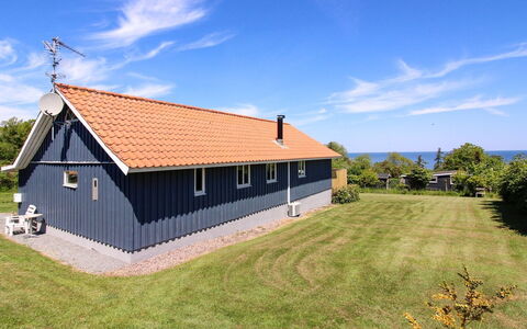 Voitto - 150M from the Sea: Tetto, Casa, Lotto, Casa, Villetta, Estate, Edifici Giardino, Shade, Log Cabin, Landscaping