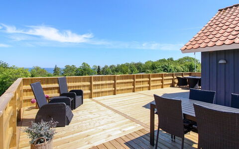 Voitto - 150M from the Sea: Tetto, Casa, Lotto, Casa, Villetta, Estate, Edifici Giardino, Shade, Log Cabin, Landscaping