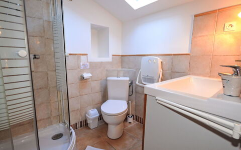 Les Cairnes: Idraulico Fixture, Bagno, Pavimentazione, Pavimento, Interior Design, Lavello, Lavandino Del Bagno, Rubinetto, Idraulico, Gabinetto