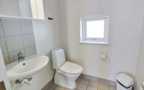 Dilan - 600M from the Sea: Toilet Seat, Parete, Gabinetto, Idraulico Fixture, Pavimento, Pavimentazione, Bagno, Idraulico, Materiale Composito, Lavello
