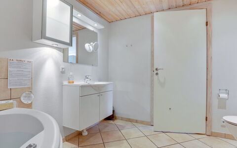 Halldora - 10M from the Sea: Pavimentazione, Idraulico Fixture, Interior Design, Bagno, Pavimento, Legna, Soffitto, Lavello, Lavandino Del Bagno, Rubinetto