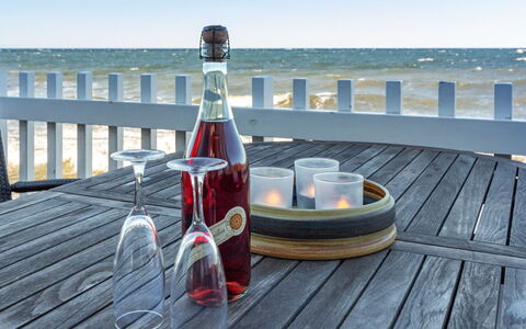 Halldora - 10M from the Sea: Bottiglia, Bicchieri, Bottiglia Di Vetro, Barware, Vino, Bottiglia Di Vino, Mobili Da Esterno