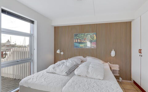 Halldora - 10M from the Sea: Interior Design, Pavimento, Pavimentazione, Mobilia, Legna, Soffitto, Camera Da Letto, Letto, Tessile, Camera
