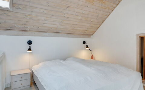 Otis - 10M from the Sea: Camera Da Letto, Pavimentazione, Legna, Interior Design, Letto, Soffitto, Pavimento, Mobilia, Bedding, Lenzuolo