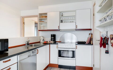 Otis - 10M from the Sea: Cucina, Elettrodomestico Da Cucina, Controsoffitto, Apparecchio Major, Cabinetry, Interior Design, Pavimentazione, Mobilia, Elettrodomestico, Cucina Stufa