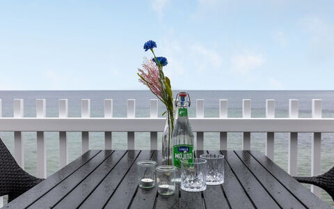 Otis - 10M from the Sea: Mobilia, Mobili Da Esterno, Tavolo, Tavolo Esterno, Sedia, Materiale Composito, Deck, Latifoglie, Balcone, Pavimento In Legno