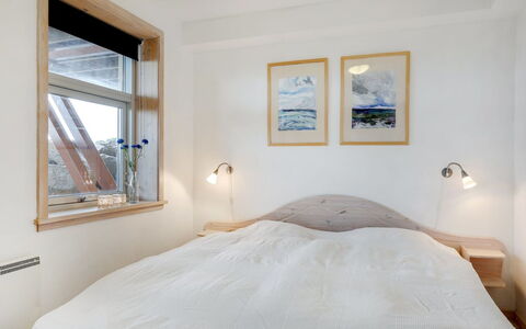Otis - 10M from the Sea: Letto, Camera Da Letto, Interior Design, Parete, Lenzuolo, Bedding, Pavimento, Legna, Soffitto, Mobilia