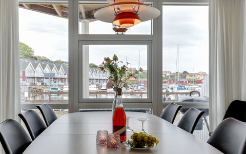 Otis - 10M from the Sea: Interior Design, Mobilia, Soffitto, Sedia, Tavolo, Pavimentazione, Pavimento, Cucina & Sala Da Pranzo Tavolo, Sala Da Pranzo, Lampada