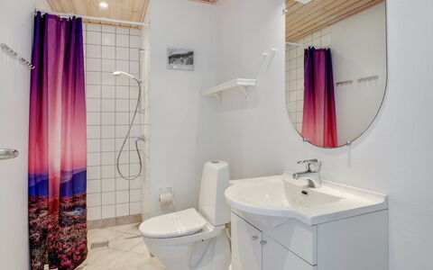 Otis - 10M from the Sea: Pavimentazione, Pavimento, Interior Design, Idraulico Fixture, Soffitto, Illuminazione, Camera, Bagno, Idraulico, Lavello
