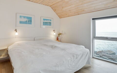 Otis - 10M from the Sea: Legna, Pavimentazione, Pavimento, Camera Da Letto, Soffitto, Interior Design, Letto, Biancheria, Mobilia, Lenzuolo