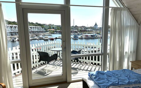 Otis - 10M from the Sea: Appartamento, Balcone, Mobili Da Esterno, Deck, Portico, Vaso Di Fiori, Sedia, Pianta Della Casa, Latifoglie, Alluminio