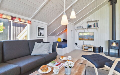 Dagmar - 300M from the Sea: Legna, Mobilia, Interior Design, Pavimentazione, Soffitto, Pavimento, Casa, Camera, Divano, Soggiorno