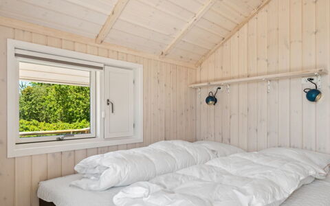 Dagmar - 300M from the Sea: Legna, Camera Da Letto, Letto, Casa, Bedding, Telaio Del Letto, Color Legno, Latifoglie, Plank, Lenzuolo