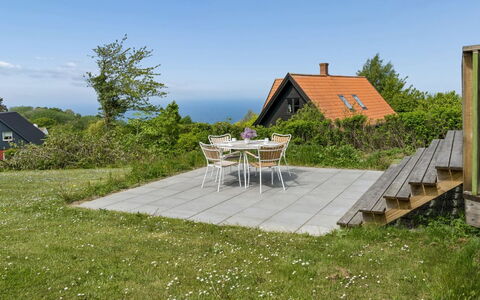 Dagmar - 300M from the Sea: Arbusto, Lotto, Groundcover, Giardino, Mobili Da Esterno, Landscaping, Prato, Shade, Cortile