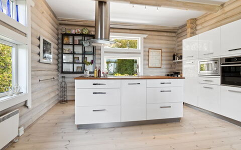 Heli - 200M from the Sea: Cucina, Pavimentazione, Legna, Controsoffitto, Interior Design, Cabinetry, Pavimento In Legno, Pavimento, Mobilia, Casa