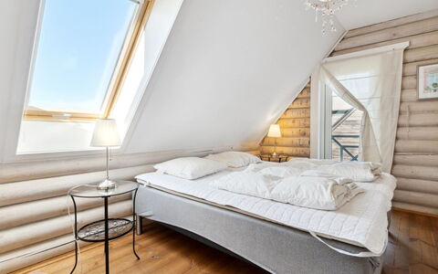 Heli - 200M from the Sea: Legna, Camera Da Letto, Interior Design, Letto, Pavimento, Soffitto, Bedding, Biancheria, Lenzuolo, Attico