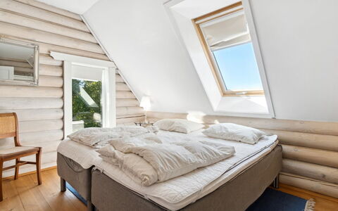 Heli - 200M from the Sea: Legna, Camera Da Letto, Letto, Mobilia, Bedding, Lenzuolo, Biancheria, Latifoglie, Telaio Del Letto, Soffitto