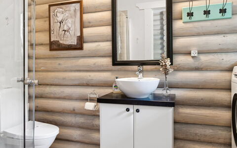 Heli - 200M from the Sea: Legna, Idraulico Fixture, Pavimentazione, Interior Design, Bagno, Pavimento, Idraulico, Toilet Seat, Gabinetto, Lavello
