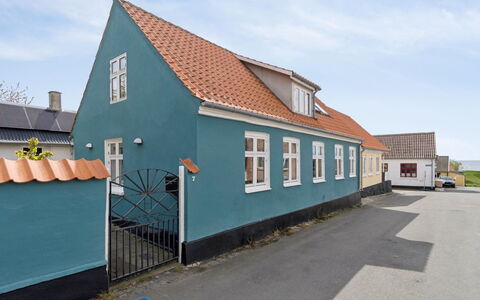 Heleen - 100M from the Sea: Blu, Parete, Costruzione, Finestra, Tetto, Manto Stradale, Facciata, Casa, Architettura, Casa