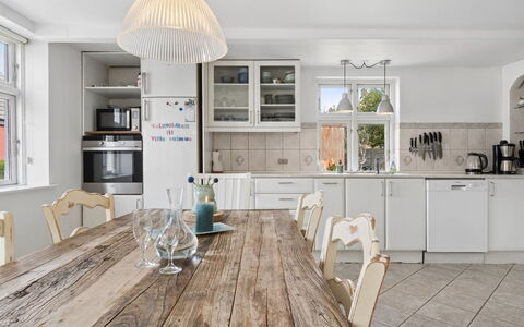 Heleen - 100M from the Sea: Mobilia, Interior Design, Cucina, Pavimentazione, Pavimento, Legna, Soffitto, Controsoffitto, Lampada, Cabinetry