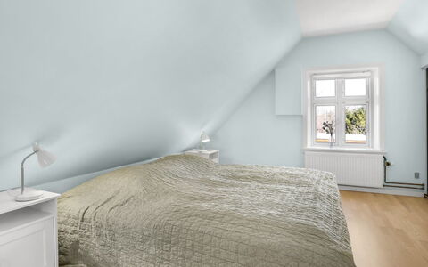 Heleen - 100M from the Sea: Camera Da Letto, Pavimentazione, Soffitto, Pavimento, Interior Design, Letto, Bedding, Casa, Camera, Lenzuolo