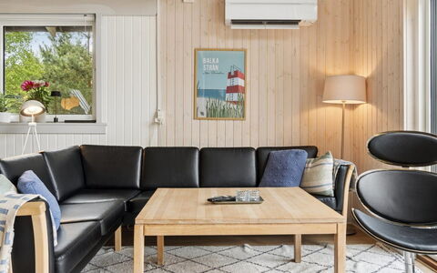 Margarethe - 250M from the Sea: Mobilia, Pavimentazione, Interior Design, Legna, Divano, Soggiorno, Pavimento, Soffitto, Camera, Casa