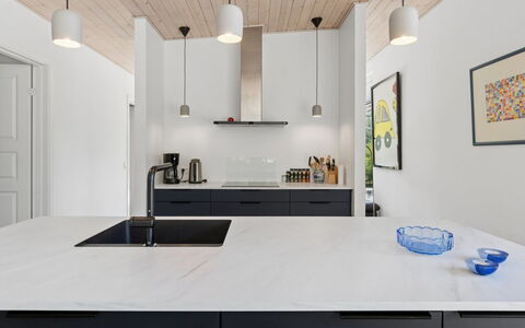 Gonne - 350M from the Sea: Controsoffitto, Cucina, Mobilia, Interior Design, Elettrodomestico Da Cucina, Cabinetry, Pavimentazione, Lampada, Legna, Soffitto