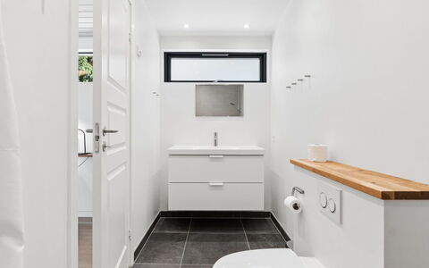 Gonne - 350M from the Sea: Pavimentazione, Parete, Pavimento, Interior Design, Idraulico Fixture, Bagno, Mobiletto Del Bagno, Gabinetto, Lavello, Idraulico