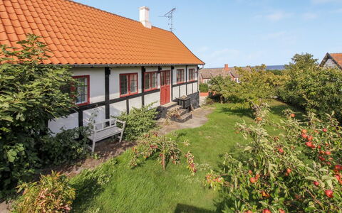 Melusine - 200M from the Sea: Legna, Casa, Villetta, Casa, Tetto, Area Rurale, Raccordo, Log Cabin, Edifici Giardino, Latifoglie