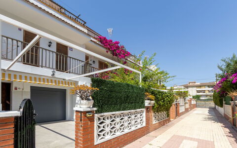 Gardenia: Cielo, Costruzione, Pianta, Fiore, Casa, Urban Design, Quartiere, Shade, Finestra, Zona Residenziale