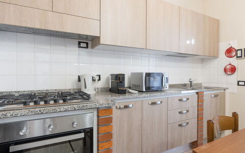 La Masina: Cabinetry, Proprietà, Controsoffitto, Cucina Stufa, Cucina, Elettrodomestico Da Cucina, Elettrodomestico, Piano Cottura, Stufa, Legna