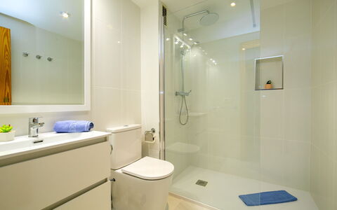 Calpe Playa: Bagno, Idraulico Fixture, Pavimentazione, Interior Design, Pavimento, Gabinetto, Idraulico, Rubinetto, Mobiletto Del Bagno, Doccia