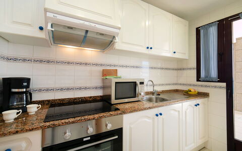 Calpe Playa: Controsoffitto, Cabinetry, Elettrodomestico Da Cucina, Costruzione, Cucina Stufa, Elettrodomestico, Cucina, Legna, Pavimento, Pavimentazione