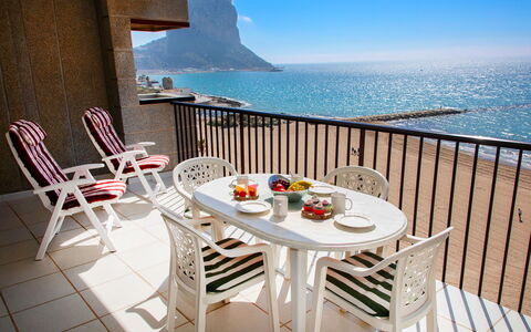 Calpe Playa: Acqua, Tavolo, Mobilia, Cielo, Proprietà, Sedia, Costruzione, Azzurro, Tavola, Località Balneare