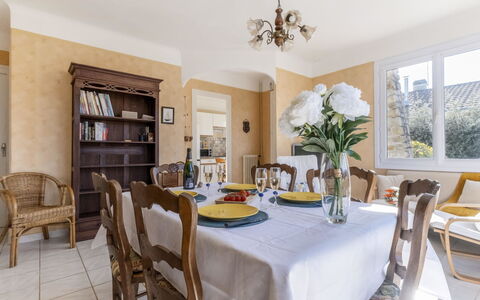 Les Albatros: Tavolo, Mobilia, Proprietà, Controsoffitto, Tavola, Cabinetry, Cibo, Pianta, Finestra, Sedia