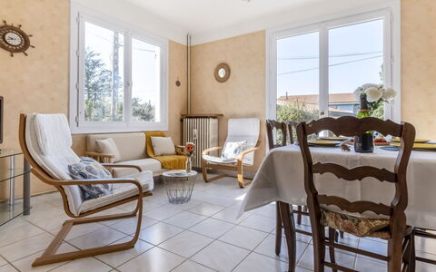 Les Albatros: Tavolo, Mobilia, Proprietà, Controsoffitto, Tavola, Cabinetry, Cibo, Pianta, Finestra, Sedia
