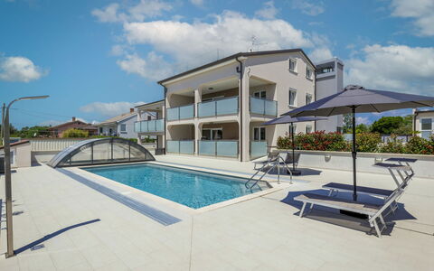 Umag Murine 110: Nube, Cielo, Proprietà, Piscina, Costruzione, Shade, Mobili Da Esterno, Casa, Condominio, Urban Design