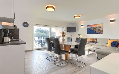 Umag Murine 110: Tavolo, Mobilia, Divano, Illuminazione, Legna, Sedia, Cabinetry, Pavimentazione, Cucina