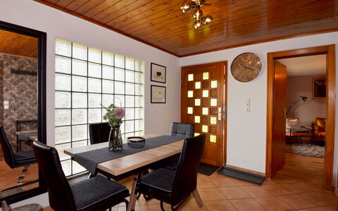 Selma: Proprietà, Mobilia, Tavolo, Legna, Illuminazione, Sedia, Pianta Della Casa, Interior Design, Pavimento, Parete