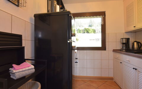 Selma: Proprietà, Cabinetry, Elettrodomestico Da Cucina, Lavandino Della Cucina, Legna, Costruzione, Elettrodomestico, Pavimentazione, Interior Design, Controsoffitto