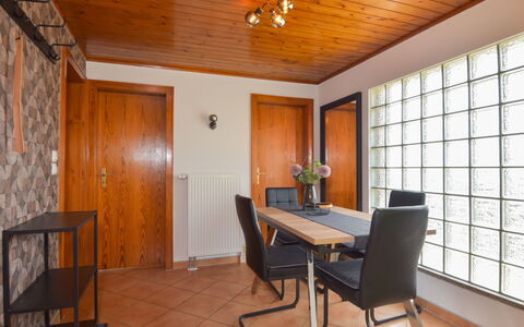 Selma: Mobilia, Proprietà, Tavolo, Porta, Legna, Sedia, Interior Design, Pavimentazione, Pavimento, Color Legno