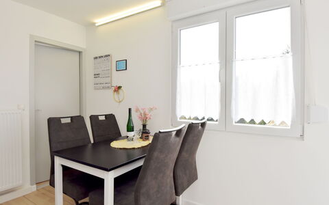 Anna: Proprietà, Tavolo, Mobilia, Finestra, Legna, Sedia, Shade, Interior Design, Rettangolo