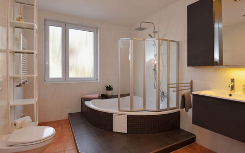 Carola: Rubinetto, Idraulico Fixture, Proprietà, Mobilia, Vasca Da Bagno, Lavello, Legna, Bagno, Finestra
