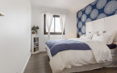 Jean Mermoz: Azzurro, Comfort, Finestra, Interior Design, Legna, Pavimento, Costruzione, Shade, Pavimentazione