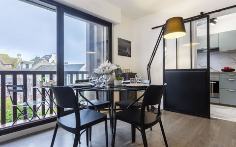 Jean Mermoz: Mobilia, Tavolo, Costruzione, Cabinetry, Sedia, Finestra, Illuminazione, Legna, Interior Design, Pianta